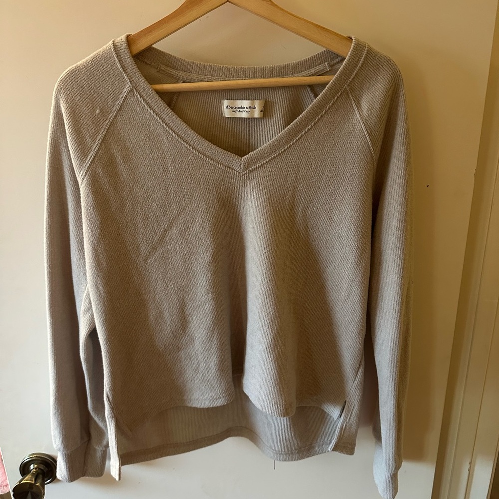 Abercrombie & Fitch Women's V-Neck Sweater in Light Gray